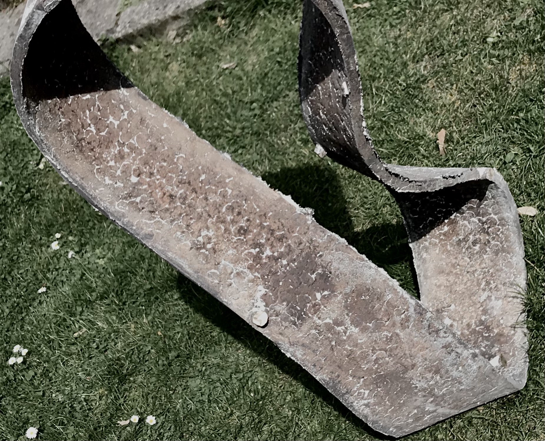 Die Metaloberfläche als Bronzerohguss, unbehandelt